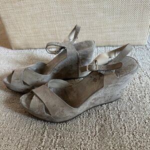 AGL WEDGE SNAKESKIN EMBOSSED WEDGE SANDALS, SIZE 8.5